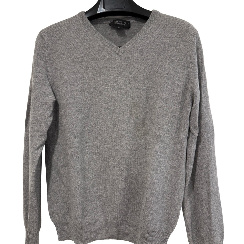 Bloomingdale's Men's Gray V-Neck Sweater